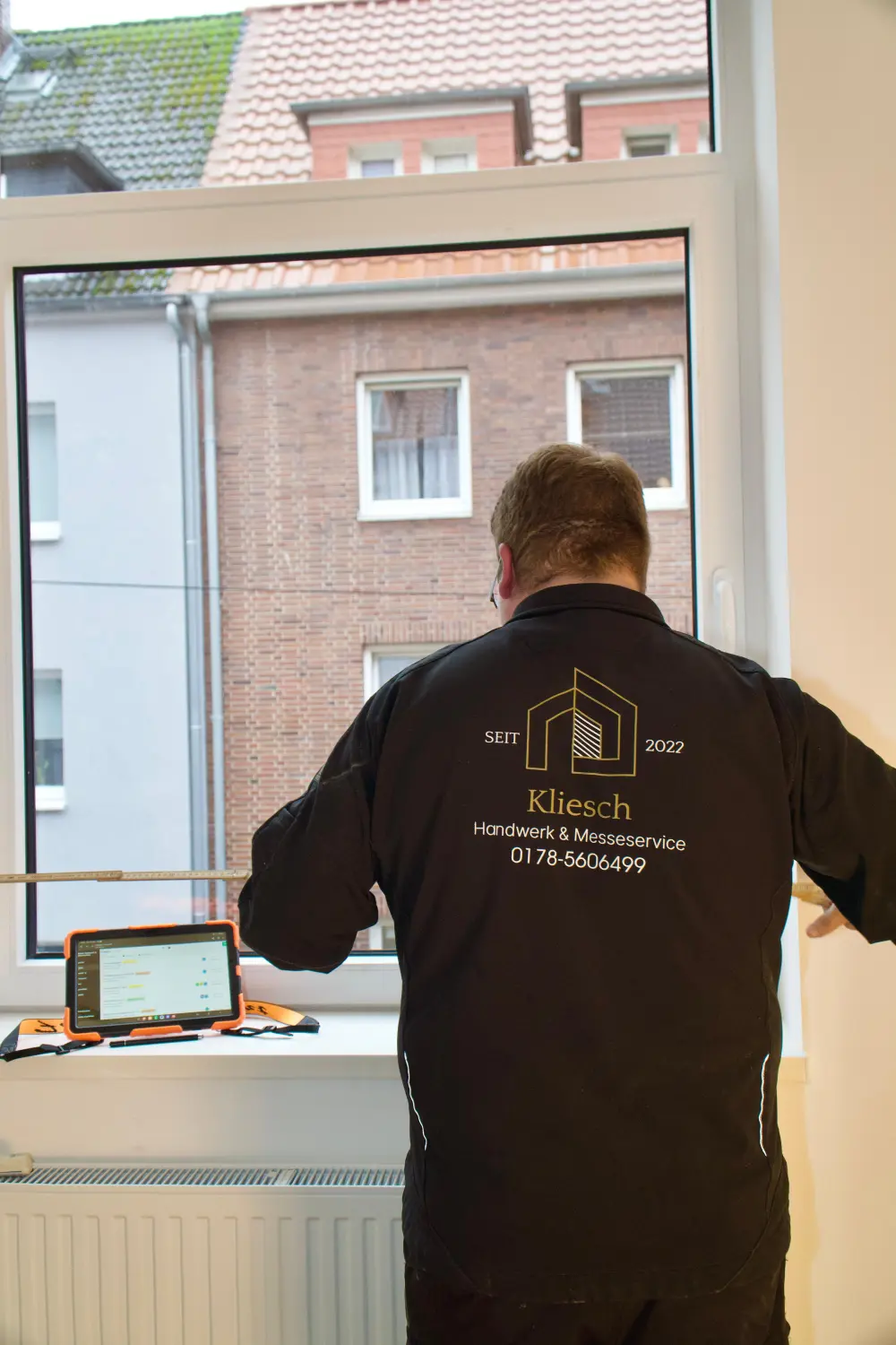 Der Mensch arbeitet daran Türen, Fenster von Kliesch Handwerk & Messeservice